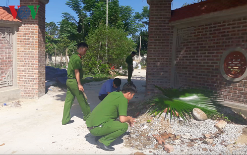 Lực lượng chức năng khám nghiệm hiện trường nơi xảy ra vụ án Lực lượng chức năng khám nghiệm hiện trường nơi xảy ra vụ án