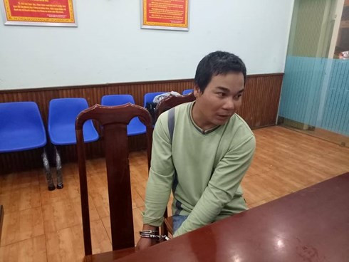 Thế tại cơ quan công an. Thế tại cơ quan công an.