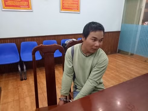 Thế tại cơ quan công an. 