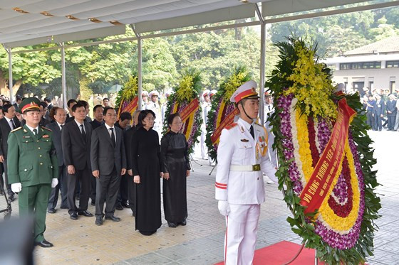  Đồng chí Đặng Thị Ngọc Thịnh, Ủy viên Trung ương Đảng, Quyền Chủ tịch nước làm Trưởng đoàn vào viếng đồng chí Đỗ Mười. Ảnh: VIẾT CHUNG