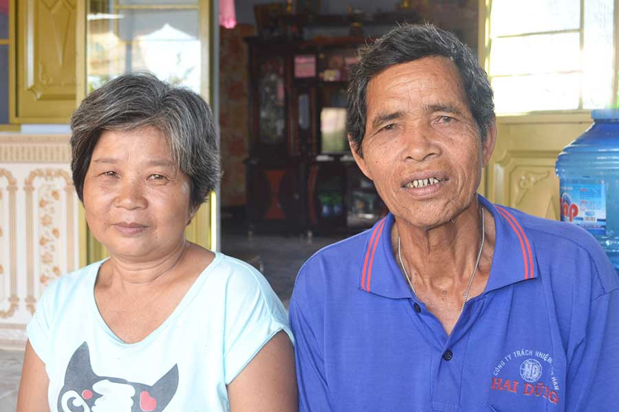 Vợ chồng ông Phong, bà Hiền. Ảnh: Hoàng Cư  Vợ chồng ông Phong, bà Hiền. Ảnh: Hoàng Cư