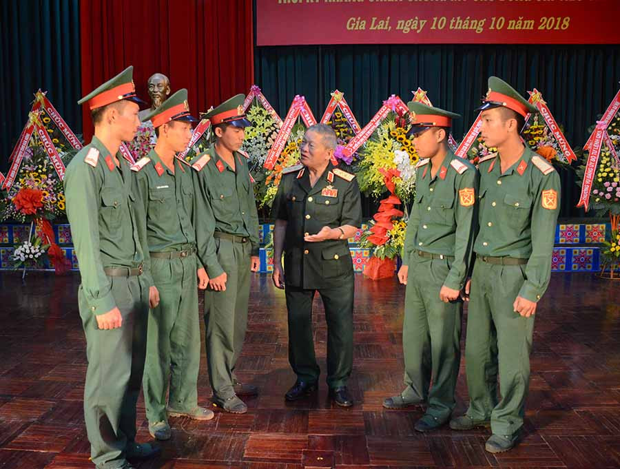  Trung tướng Tiêu Văn Mẫn nói chuyện với chiến sĩ Quân đoàn 3. Ảnh: Vĩnh Hoàng