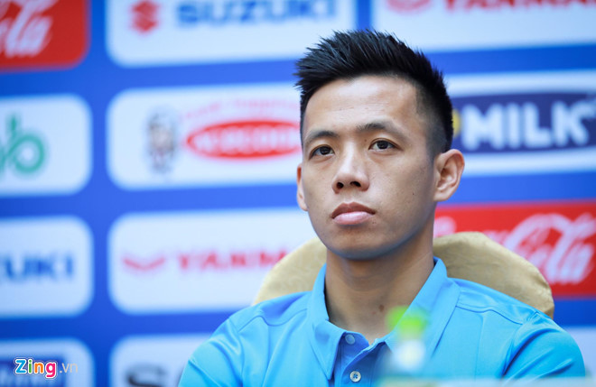 Tiền đạo Văn Quyết thể hiện quyết tâm cùng ĐT Việt Nam thi đấu tốt tại AFF Cup. Ảnh: Minh Chiến. Tiền đạo Văn Quyết thể hiện quyết tâm cùng ĐT Việt Nam thi đấu tốt tại AFF Cup. Ảnh: Minh Chiến.