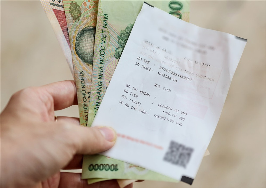 Nhiều nhân viên từ các doanh nghiệp rất quan tâm đến mức phí phải trả khi rút tiền ATM