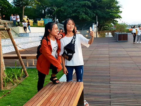 Các bạn trẻ hào hứng chụp ảnh "check - in" Các bạn trẻ hào hứng chụp ảnh