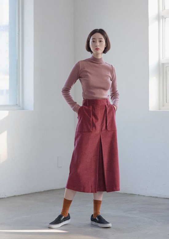 Bên cạnh hai tông màu quen thuộc là sự lên ngôi của sắc hồng ngọt ngào. Diện các mẫu quần âu, chân váy, áo dài tay sắc màu hợp mốt sẽ giúp phái đẹp nữ tính hơn.