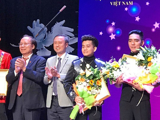 Các ảo thuật gia nhận huy chương vàng từ BTC.