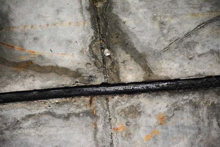 Cầu chui thôn Phú Lễ 2 cũng có tình trạng thấm nước