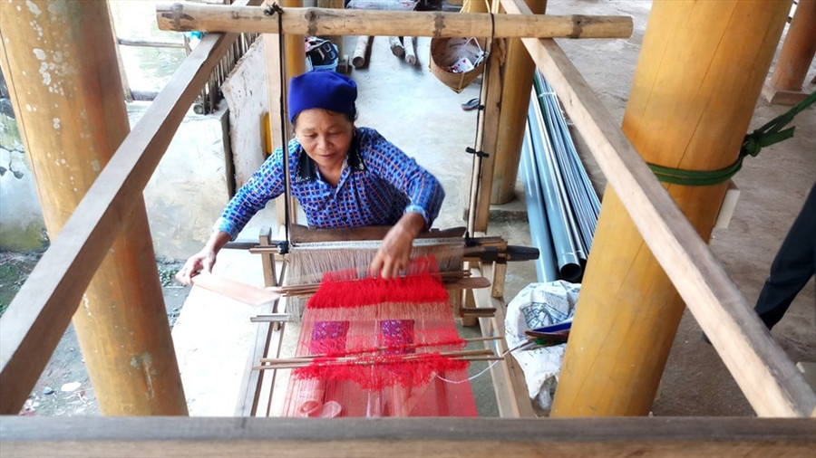 Chứng kiến cảnh các mẹ, các chị ngồi dệt thổ cẩm hết sức công phu.