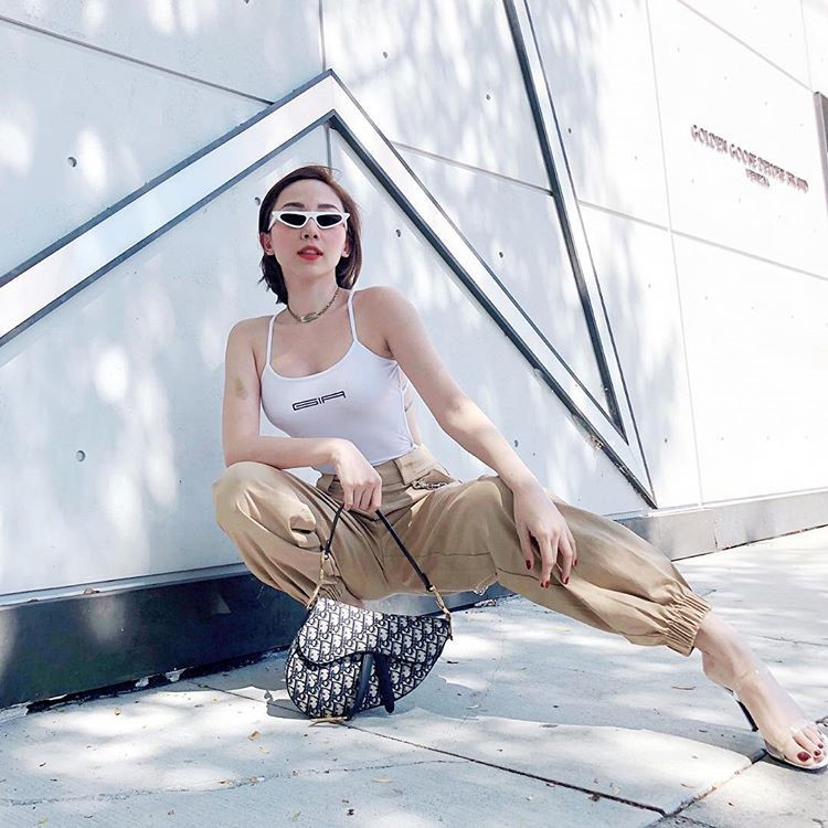 Gần đây, ca sĩ Tóc Tiên thường xuyên đăng ảnh bên mẫu túi yên ngựa 