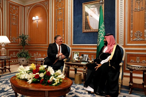  Ngoại trưởng Mỹ Mike Pompeo (trái) và Thái tử Arab Saudi Mohammed bin Salman trong cuộc gặp tại Riyadh hôm 16/10. Ảnh: Reuters.