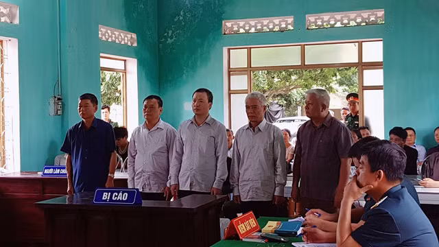 Các bị cáo nghe HĐXX tuyên án