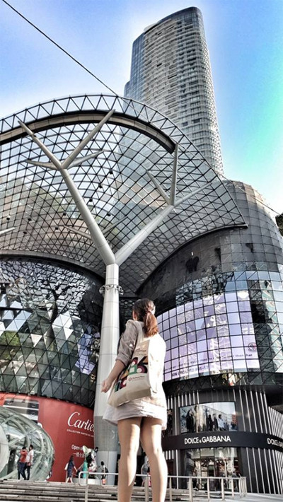 Khánh Vy (đến từ Hà Nội) vừa có chuyến ghé thăm Singapore. Vy cho biết cô đi một mình nhưng vẫn dễ dàng bắt trọn vẻ đẹp của đảo quốc Sư tử với sự giúp sức từ Galaxy Note9. "Thông thường để lấy toàn cảnh các toà nhà chọc trời thế này, bạn bè của mình phải khom lưng, quỳ gối rất vất vả. Chiếc điện thoại đồng hành đã đơn giản hoá mọi thao tác khi chỉ cần kê máy ở dưới thấp, cầm S Pen điều khiển từ xa, ra phía trước ống kính tạo dáng và bấm chụp trên thân bút là xong", Vy chia sẻ. Camera tích hợp trí tuệ nhân tạo (AI) cùng khẩu độ kép giúp nhận diện bối cảnh và tinh chỉnh màu sắc, cường độ ánh sáng. Điều này giúp các tòa nhà bằng kính trong ảnh không bị phản quang, chói lóa dưới nắng. Khánh Vy (đến từ Hà Nội) vừa có chuyến ghé thăm Singapore. Vy cho biết cô đi một mình nhưng vẫn dễ dàng bắt trọn vẻ đẹp của đảo quốc Sư tử với sự giúp sức từ Galaxy Note9.