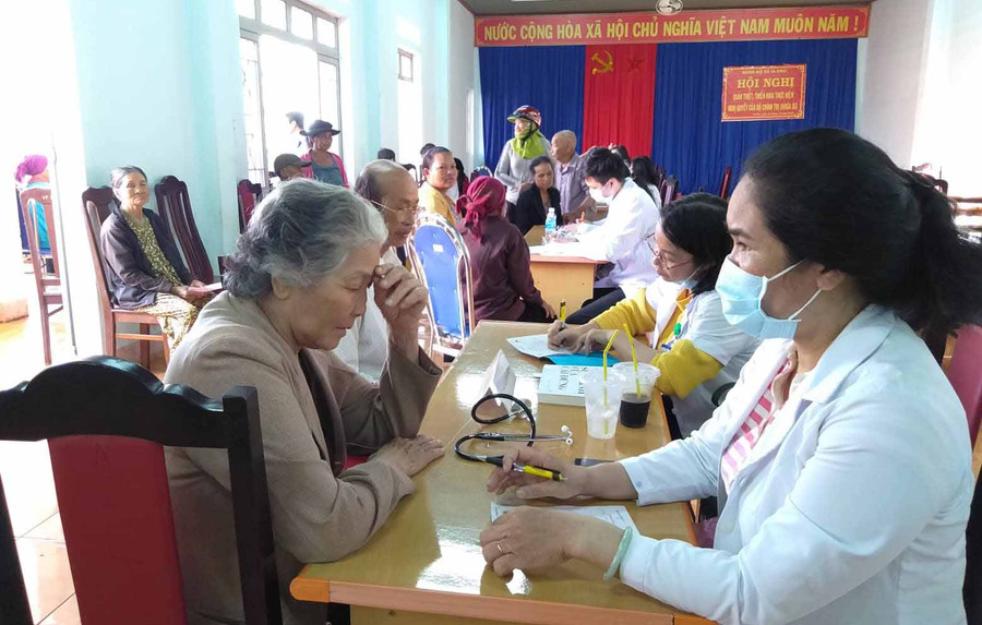  Tư vấn khám sức khỏe cho các hộ nghèo. Ảnh: Lê Trang 