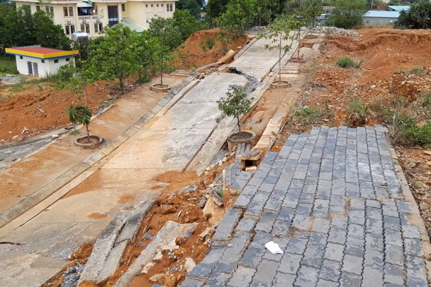 Các tuyến đường tại Khu Kinh tế Cửa khẩu Bờ Y bị sụt lún, sụp đổ kéo dài. Ảnh: H.P