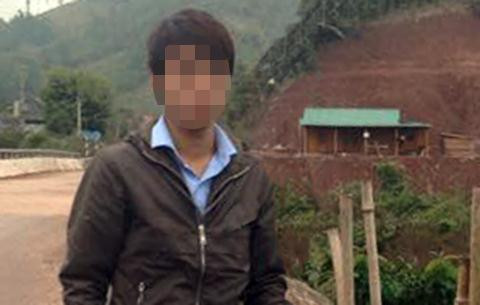 Một bức ảnh chụp Huy bên ngôi nhà của mình ở Yên Bái