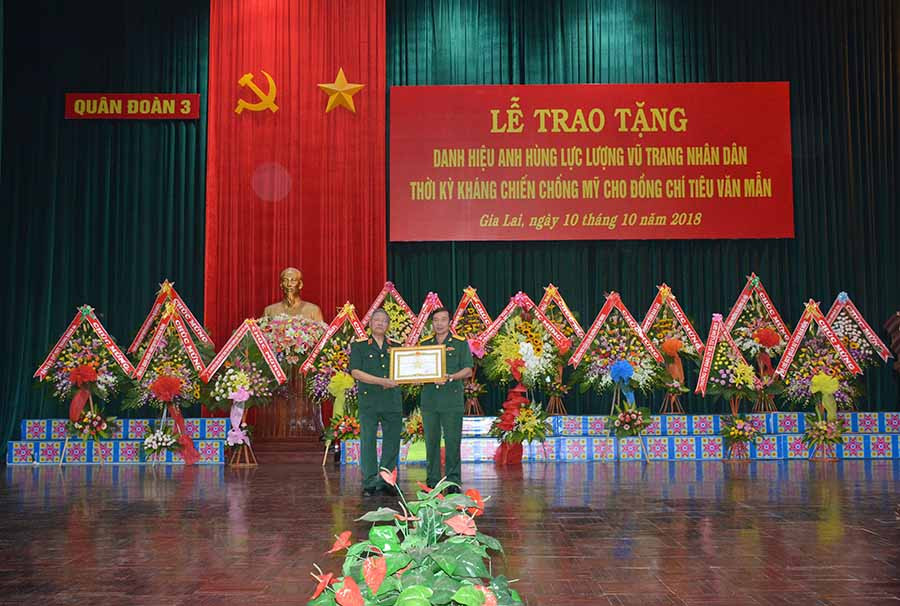 Trao danh hiệu Anh hùng LLVT nhân dân cho Trung tướng Tiêu Văn Mẫn. Ảnh: Vĩnh Hoàng Trao danh hiệu Anh hùng LLVT nhân dân cho Trung tướng Tiêu Văn Mẫn. Ảnh: Vĩnh Hoàng