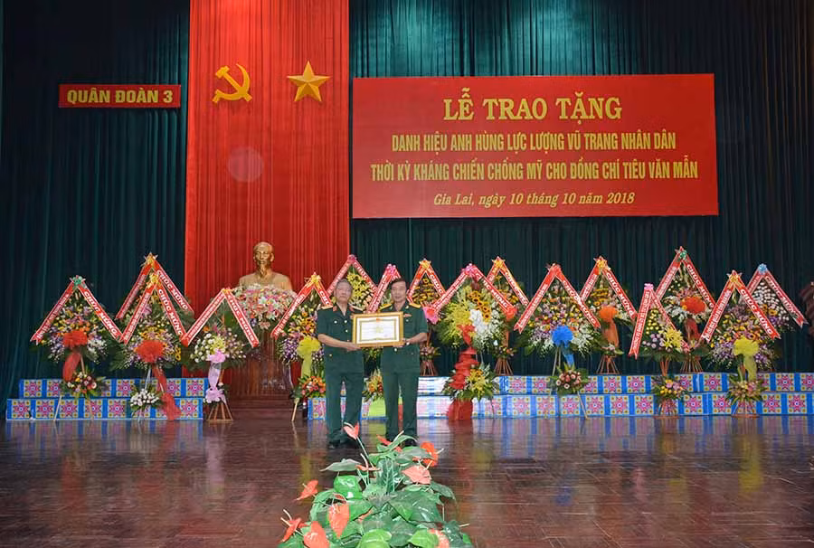 Trao danh hiệu Anh hùng LLVT nhân dân cho Trung tướng Tiêu Văn Mẫn. Ảnh: Vĩnh Hoàng
