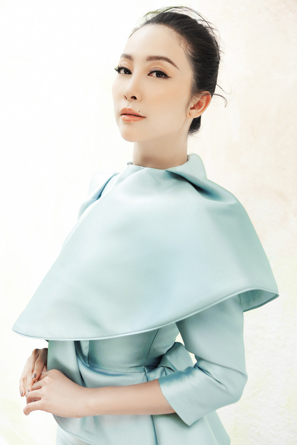 Trang phục dành cho mùa thu đông được thể hiện trên những tông màu đơn sắc lấy cảm hứng từ vẻ đẹp của miền đất Tây Tạng. Trang phục dành cho mùa thu đông được thể hiện trên những tông màu đơn sắc lấy cảm hứng từ vẻ đẹp của miền đất Tây Tạng.