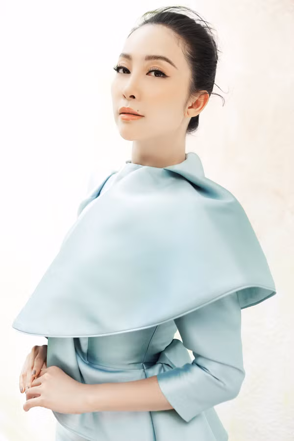 Trang phục dành cho mùa thu đông được thể hiện trên những tông màu đơn sắc lấy cảm hứng từ vẻ đẹp của miền đất Tây Tạng. Trang phục dành cho mùa thu đông được thể hiện trên những tông màu đơn sắc lấy cảm hứng từ vẻ đẹp của miền đất Tây Tạng.