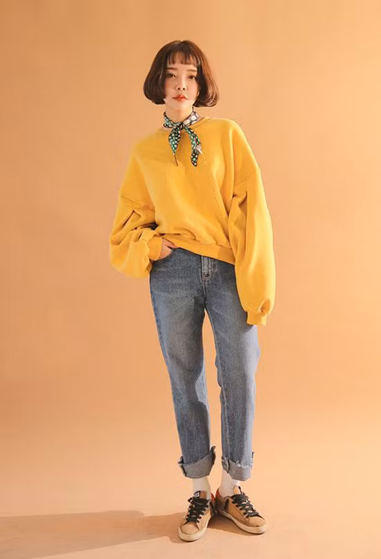 Cách kết hợp đơn giản giữa áo hoodie, quần jeans xé gấu, khăn vuông, giầy đế bệt mang lại set đồ tôn nét trẻ trung, năng động cho người mặc. Cách kết hợp đơn giản giữa áo hoodie, quần jeans xé gấu, khăn vuông, giầy đế bệt mang lại set đồ tôn nét trẻ trung, năng động cho người mặc.