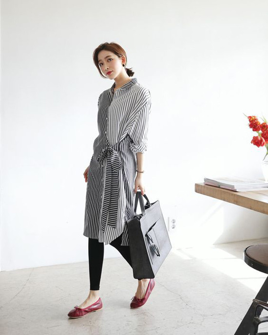 Sơ mi vạt quấn tạo cảm giác thoải mái cho người sử dụng. Trang phục này thường được kết hợp cùng các kiểu quần legging, skinny. Sơ mi vạt quấn tạo cảm giác thoải mái cho người sử dụng. Trang phục này thường được kết hợp cùng các kiểu quần legging, skinny.