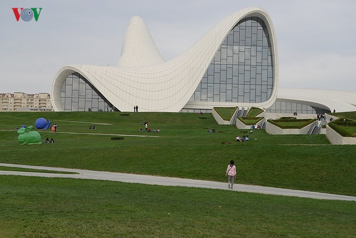  Còn đây là bãi cỏ xanh phía trước công trình kiến trúc Trung tâm Heydar Aliyev giữa lòng thủ đô Baku của Azerbaijan.