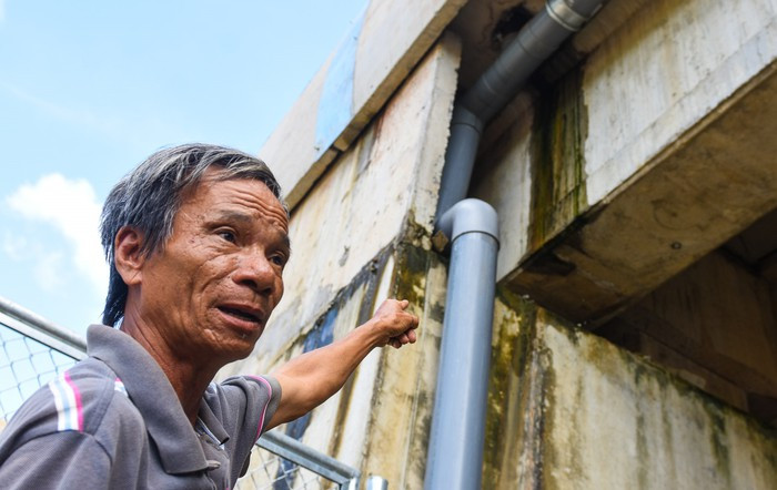 Ông Phạm Tấn Lực chỉ tay về phía cầu chui VD09B, gói thầu A3 tuyến cao tốc Đà Nẵng - Quảng Ngãi mới đưa vào khai thác 1 tháng nhưng đã thấm dột nước. Ảnh: Quảng Đà.