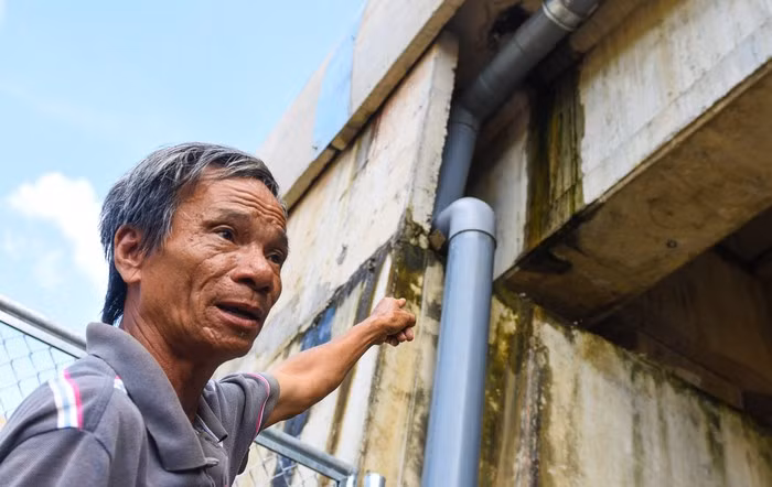 Ông Phạm Tấn Lực chỉ tay về phía cầu chui VD09B, gói thầu A3 tuyến cao tốc Đà Nẵng - Quảng Ngãi mới đưa vào khai thác 1 tháng nhưng đã thấm dột nước. Ảnh: Quảng Đà.