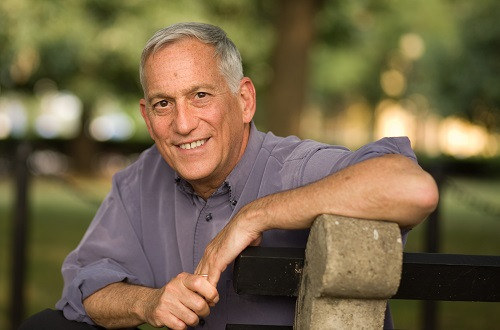 Walter Isaacson sinh năm 1952, là tác giả và nhà báo người Mỹ.