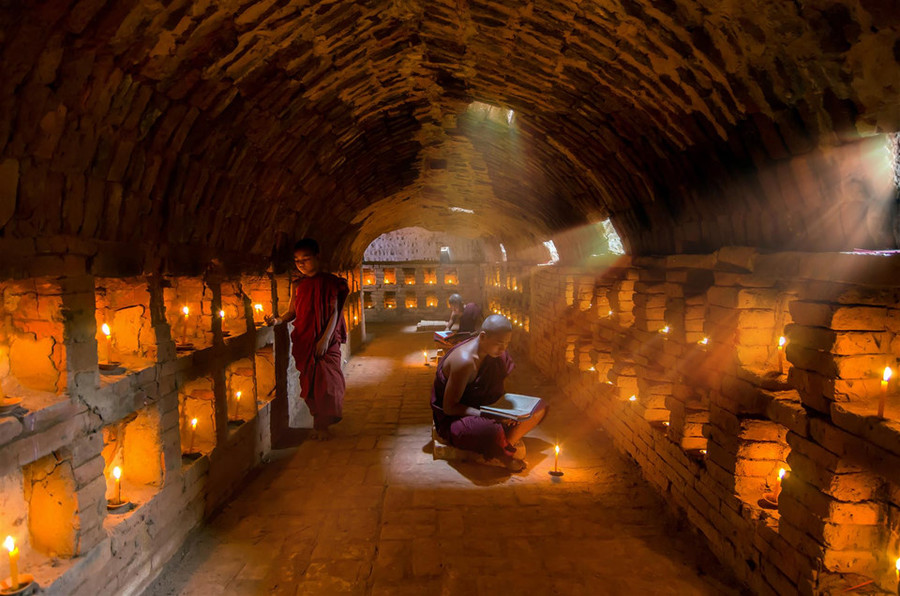 Đến với Myanmar, bạn sẽ có cơ hội ghé thăm cố đô Yangon thanh bình cổ kính, thành phố Bago, Kyaikhtigo sở hữu hàng loạt ngôi đền, chùa độc đáo như chùa cổ Shwethalyaung, nơi có pho tượng Phật nằm dài 55 m, lắng nghe truyền thuyết khi Đức Phật nhập Niết Bàn… Từ tháng 10 đến tháng 5 năm sau là khoảng thời gian đẹp nhất để du khách khám phá Myanmar, viếng chùa, gặp gỡ và đàm đạo.