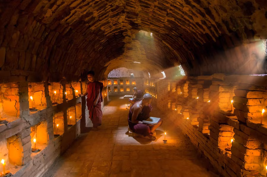 Đến với Myanmar, bạn sẽ có cơ hội ghé thăm cố đô Yangon thanh bình cổ kính, thành phố Bago, Kyaikhtigo sở hữu hàng loạt ngôi đền, chùa độc đáo như chùa cổ Shwethalyaung, nơi có pho tượng Phật nằm dài 55 m, lắng nghe truyền thuyết khi Đức Phật nhập Niết Bàn… Từ tháng 10 đến tháng 5 năm sau là khoảng thời gian đẹp nhất để du khách khám phá Myanmar, viếng chùa, gặp gỡ và đàm đạo.