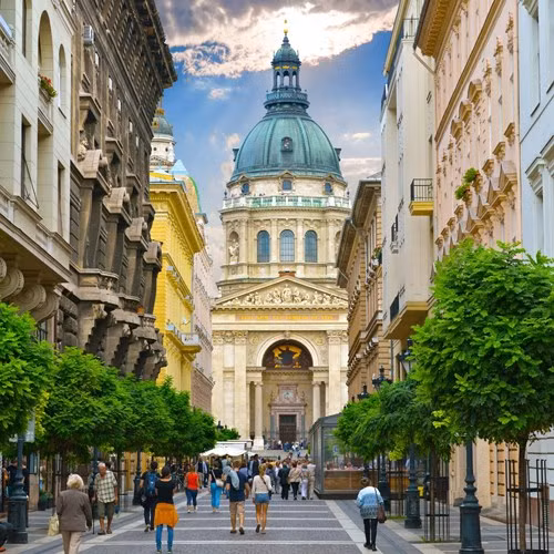  Đường Zrinyi Utca tại thủ đô Budapest của Hungary. Đây là tuyến phố đi bộ mà du khách có thể chiêm ngưỡng góc đẹp nhất của Nhà thờ nổi tiếng Saint Stephen.