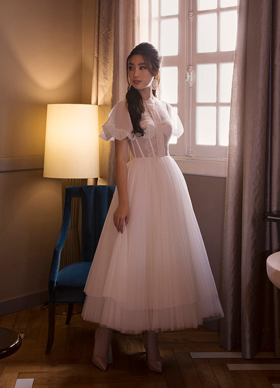 Trong một thiết kế đầm dài chấm mắt cá, phần tay bồng duyên dáng với mảng phối ren tinh xảo trước ngực khiến người mặc có được nét gợi cảm và yêu kiều
