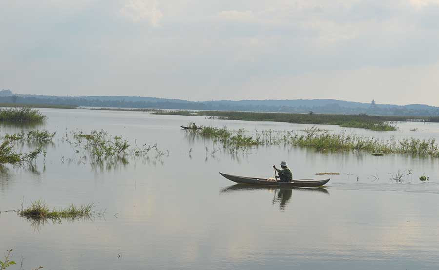  Người dân đánh bắt cá trên lòng hồ Ia Nâm. Ảnh: P.D
