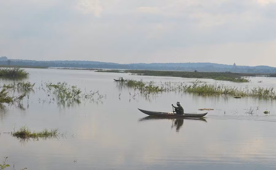  Người dân đánh bắt cá trên lòng hồ Ia Nâm. Ảnh: P.D