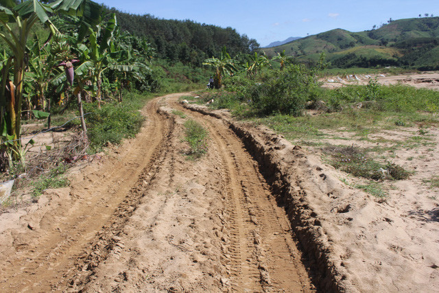 Đường vào bãi khai thác cát bên bờ sông Pô Cô