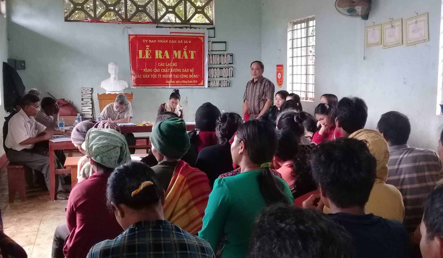 Huyện Chư Prông lồng ghép việc tuyên truyền, phổ biến giáo dục pháp luật vào các buổi họp dân, sinh hoạt. Ảnh: Ngọc Thu