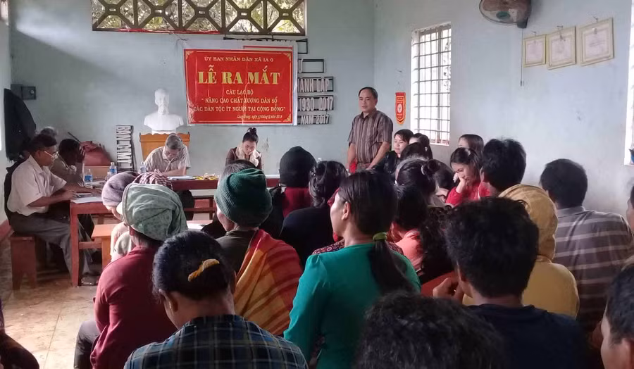 Huyện Chư Prông lồng ghép việc tuyên truyền, phổ biến giáo dục pháp luật vào các buổi họp dân, sinh hoạt. Ảnh: Ngọc Thu