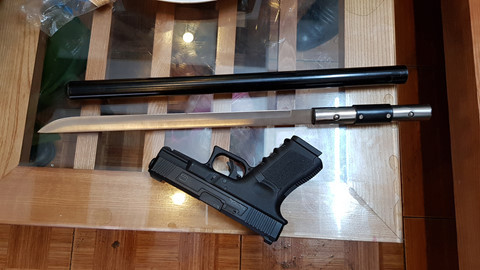 Súng và dao được cơ quan công an thu giữ tại tiệm cầm đồ ẢNH: GIA BÌNH