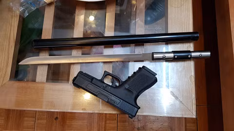 Súng và dao được cơ quan công an thu giữ tại tiệm cầm đồ ẢNH: GIA BÌNH