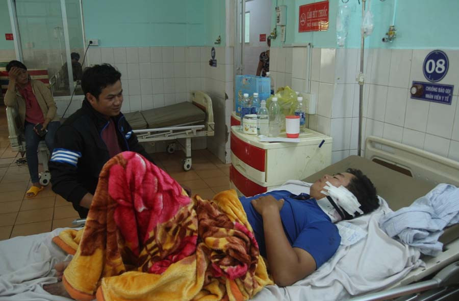 Hiện Thượng uý Đặng Văn Mạnh vẫn còn biểu hiện choáng, chưa tỉnh táo hoàn toàn với vết thương vùng đầu. Ảnh: Văn Ngọc