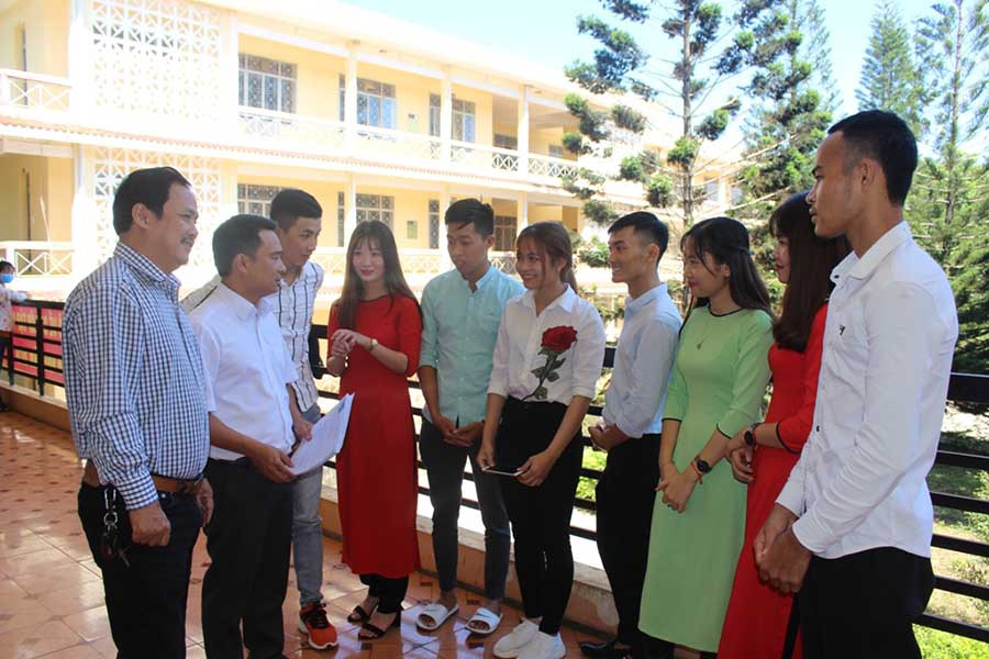  Anh Đỗ Duy Nam-Phó Bí thư Tỉnh Đoàn (thứ 2 từ trái sang) trao đổi với các sinh viên tham gia phỏng vấn. Ảnh: P.L