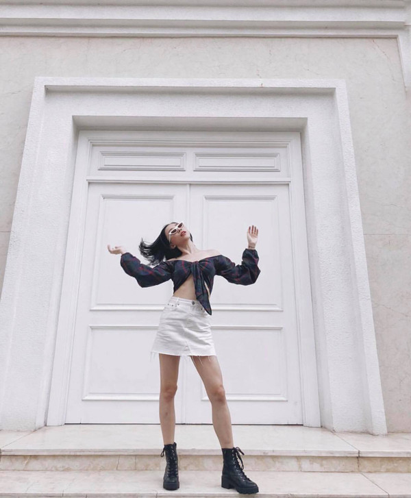 Trung thành với phong cách sexy, năng động và hiện đại, Tóc Tiên luôn thể hiện sự cập nhật nhanh nhậy các xu hướng thịnh hành. Các mốt áo crop-top vạt quấn, trang phục kẻ ca rô, túi yên ngựa hot trend được người đẹp sử dụng một cách hợp lý khi phối đồ dạo phố.