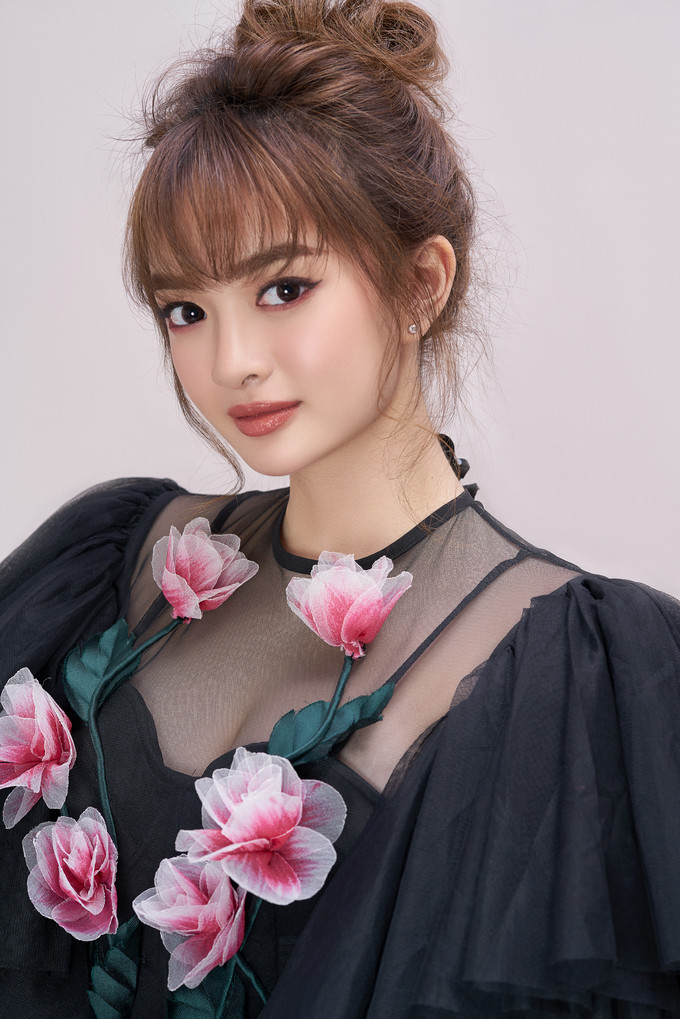 Ngoài việc chăm chút cho lớp trang điểm, đừng quên tạo kiểu tóc phù hợp, giúp 