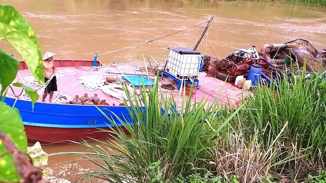 Một tàu hút cát ngay cạnh bờ sông khiến tình trạng sạt lở ngày càng nghiêm trọng.