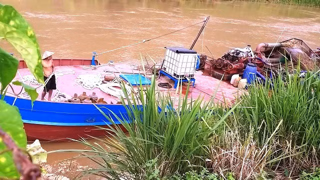 Một tàu hút cát ngay cạnh bờ sông khiến tình trạng sạt lở ngày càng nghiêm trọng.