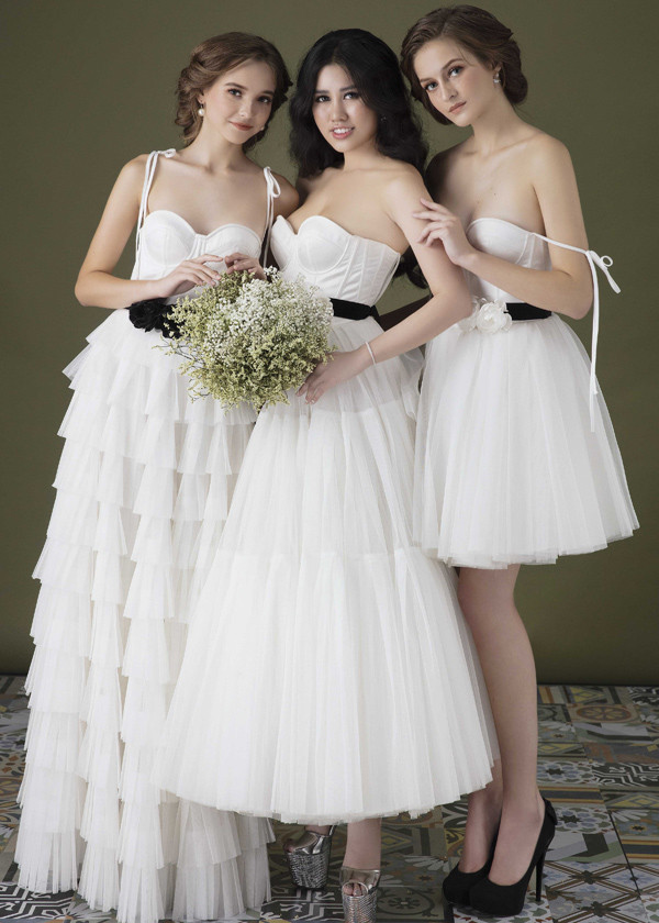 Ba người đẹp gợi cảm với váy trắng hở vai, kiểu corset bó ngực. Ba người đẹp gợi cảm với váy trắng hở vai, kiểu corset bó ngực.