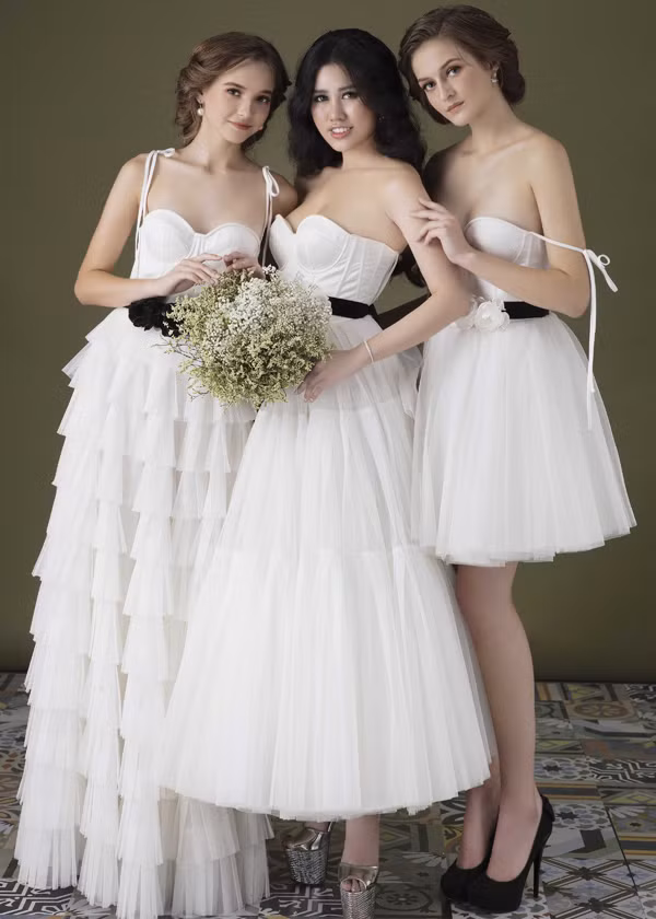 Ba người đẹp gợi cảm với váy trắng hở vai, kiểu corset bó ngực.