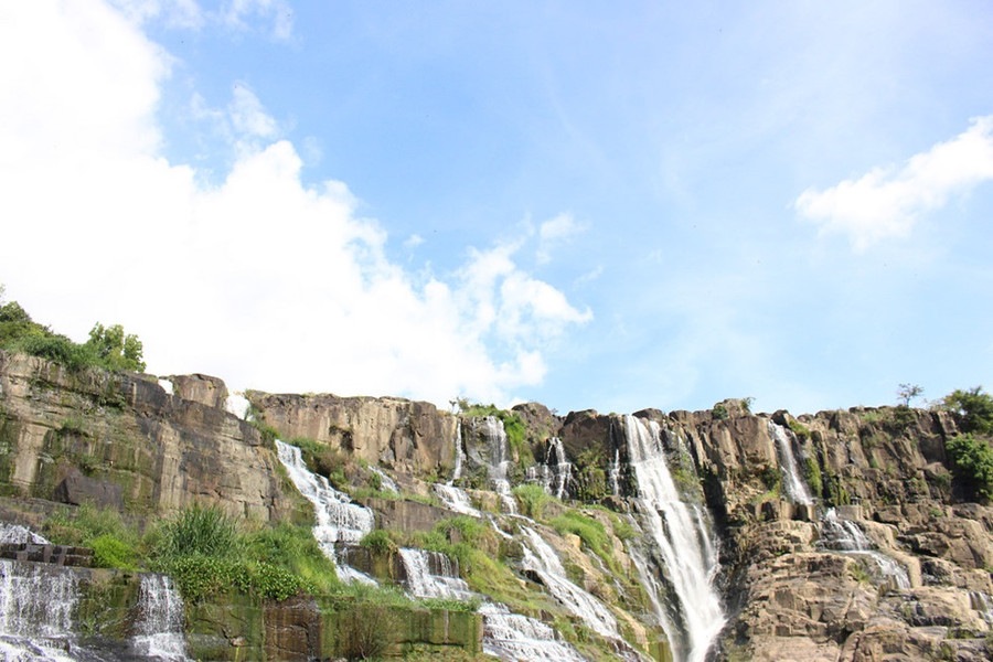 Trên trời xanh mây trắng, dưới là ngọn thác hùng vĩ tạo nên bức tranh thơ mộng